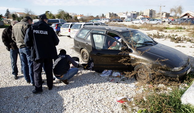 Zadar, 100112.
U 09, 46 h zaprimljena je dojava da je u Zadru, na parkiralistu kod autobusnog kolodvora u napustenom osobnom automobilu pronadjen mrtav muskarac. Ocevid je u tijeku.
Foto: Jure Miskovic / CROPIX