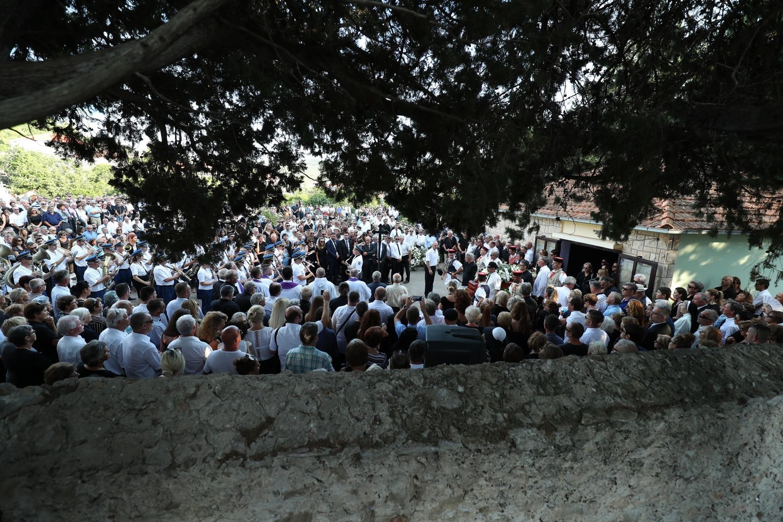Posljednji ispraćaj Olivera Dragojevića na groblju Sveti Roko u Veloj Luci Posljednji ispraćaj Olivera Dragojevića na groblju Sveti Roko u Veloj Luci