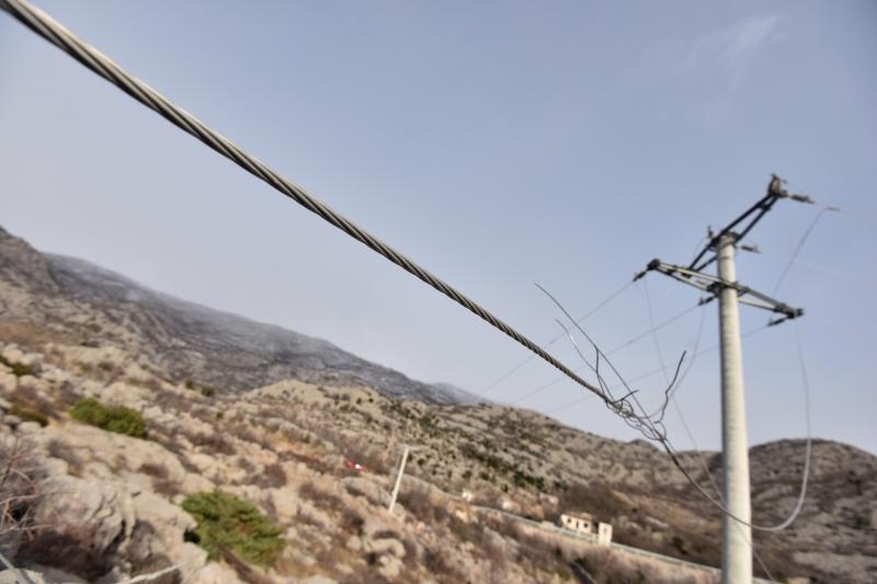 Karlobag: Srušeni stupovi niskonaponske mreže, Foto: Dino Stanin/PIXSELL Karlobag: Srušeni stupovi niskonaponske mreže, Foto: Dino Stanin/PIXSELL