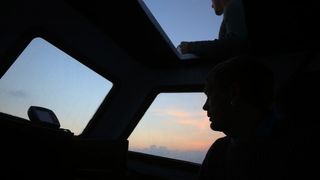 22.12.2013., Zadar – Neobicno toplo vrijeme za prve dane zime dodatni je poticaj za otisnuti se na more i uloviti koju lignju za Badnju vecer. Iako zbog oseke gotovo da nisu mogli isploviti, dva Privlacanca na nedjeljno poslijepodne udaljila su se od ob