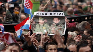 Zagreb, 161112.
Trg bana Jelacica.
Nakon oslobadjajuce presude i provedenih 7 i 5 godina u Haaskom pritvoru za hrvatske generale Antu Gotovinu i Mladena Markaca na zagrebackom glavnom trgu organiziran je velicanstven docek . Oko 16 sati skupilo se desetak