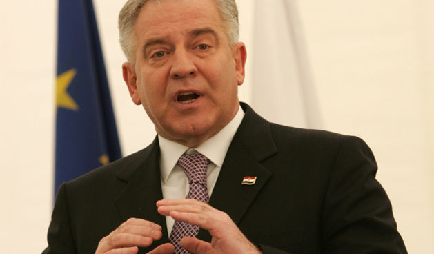 Vrbovec, 270409.  Predsjednik Vlade RH Ivo Sanader nazocio je potpisivanju ugovora i obiljezavanju pocetka radova na dionicama Podravsko-bilogorskog ipsilona, Autocesti A 12, dionica Gradec-Velika Mucna, i Autocesti A 13, dionica Vrbovec 2- Bjelovar.  Fot