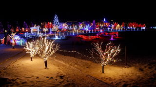 Cazma, 161209.
Grabovnica pokraj Cazme – Bozicna prica obitelji Salaj.
Zlatko Salaj ukrasio je i ove godine cijelo imanje s oko 1 milijun lampica. 
Za posjetitelje ce imanje biti otvoreno od subote 19.12. – 06. sijecnja od 17 h -21h.
Foto: Goran Mehkek /