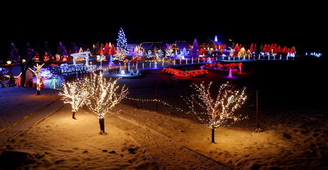 Cazma, 161209.
Grabovnica pokraj Cazme – Bozicna prica obitelji Salaj.
Zlatko Salaj ukrasio je i ove godine cijelo imanje s oko 1 milijun lampica. 
Za posjetitelje ce imanje biti otvoreno od subote 19.12. – 06. sijecnja od 17 h -21h.
Foto: Goran Mehkek /