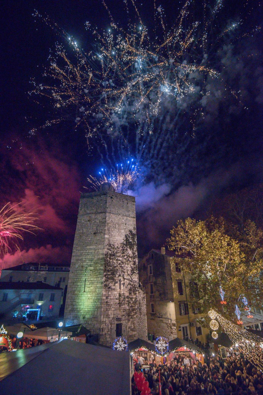 Na Trgu Petra Zoranica uz koncert Ivana Zaka i vatromet otvoren je Advent u Zadru Na Trgu Petra Zoranica uz koncert Ivana Zaka i vatromet otvoren je Advent u Zadru