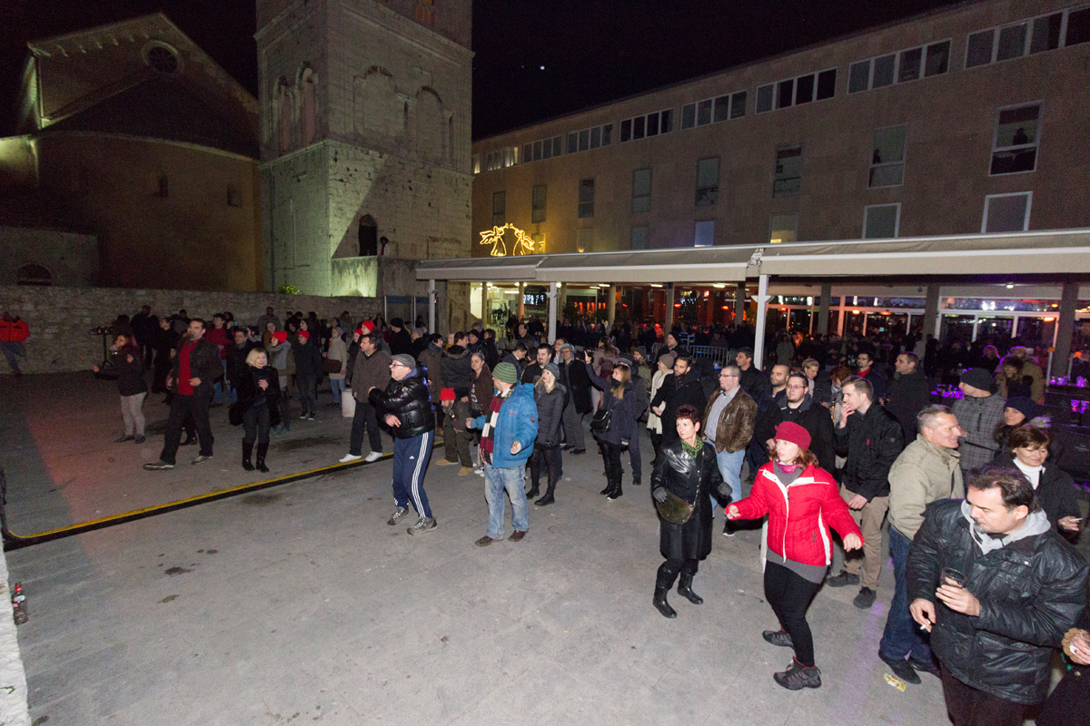 Doček 2017: Najluđa noć na zadarskom Poluotoku privukla više tisuća Zadrana i gostiju Doček 2017: Najluđa noć na zadarskom Poluotoku privukla više tisuća Zadrana i gostiju