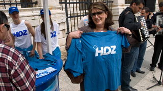 HDZ i SDP standovi na Narodnom trgu