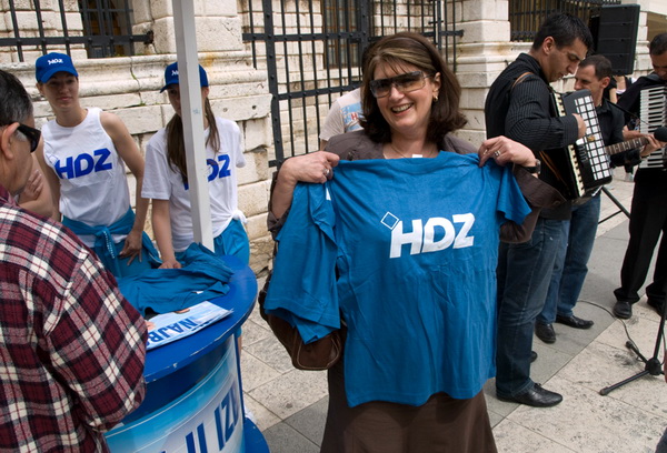 HDZ i SDP standovi na Narodnom trgu