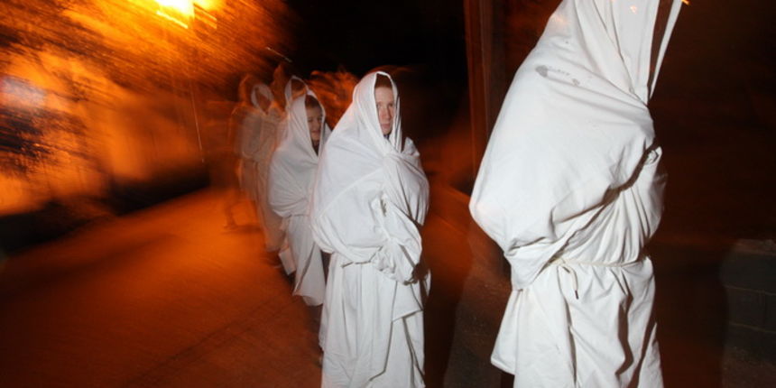 Otok Ugljan, Preko, 130213.
Na blagdan Ciste srijede Pepelnice, tradicionalni Lancuni u vecernjoj povorci i ove su godine prosli kroz Preko. Povorka Lancuna, mjestana odjevenih u bijele plahte sa svijecama i zvoncicima u ruci, odijenuli se se kao i mnogo Otok Ugljan, Preko, 130213.
Na blagdan Ciste srijede Pepelnice, tradicionalni Lancuni u vecernjoj povorci i ove su godine prosli kroz Preko. Povorka Lancuna, mjestana odjevenih u bijele plahte sa svijecama i zvoncicima u ruci, odijenuli se se kao i mnogo