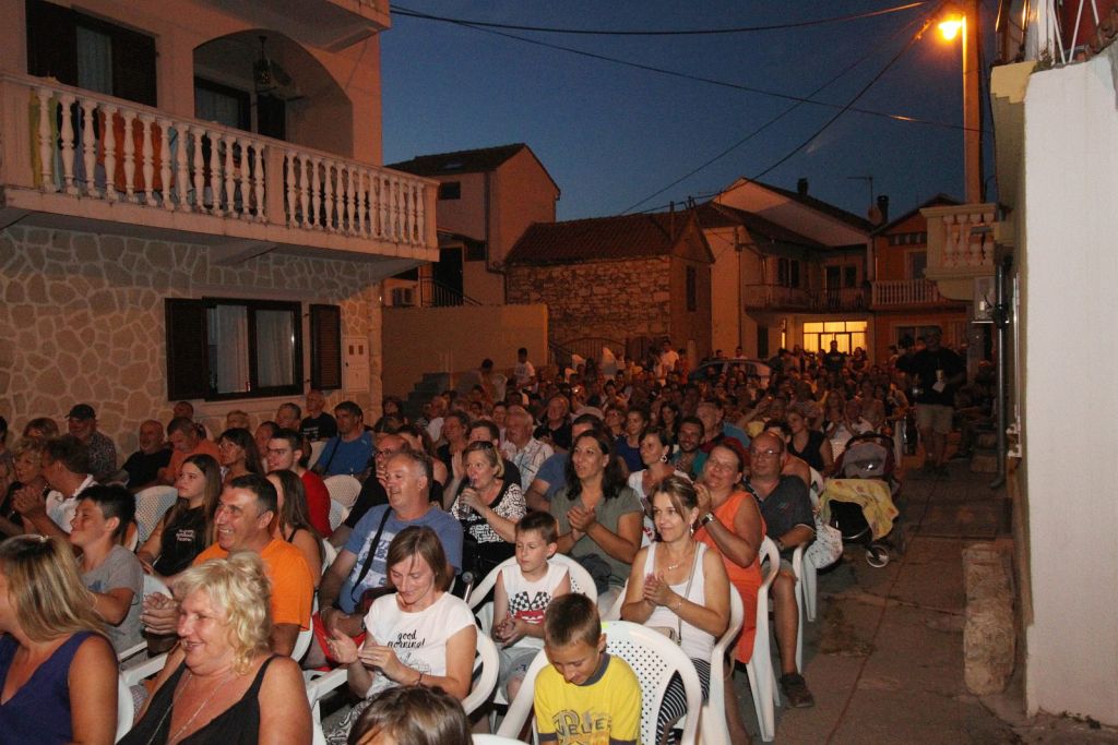 Željko Pervan i društvo nasmijali Bibinjce do suza