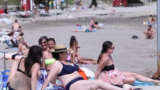 U Splitu je već naveliko počelo guštanje na plaži U Splitu je već naveliko počelo guštanje na plaži