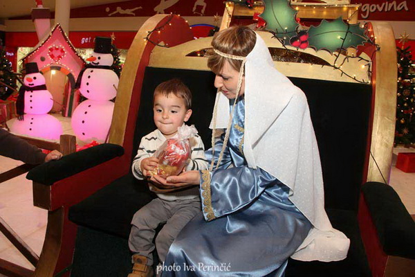 Sv. Luce razveselila mališane u Supernova centru, Foto: Iva Perinčić Sv. Luce razveselila mališane u Supernova centru, Foto: Iva Perinčić