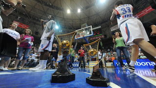 Zagreb, 100610. Savska cesta 30, kosarkaski centar Drazen Petrovic, seniori, susret KK Cibona i KK Zadar, 5. odlucujuca utakmica za naslov prvaka Hrvatske. Na slici: Cibona prvak Hrvatske. Foto: Damir Krajac / CROPIX Zagreb, 100610. Savska cesta 30, kosarkaski centar Drazen Petrovic, seniori, susret KK Cibona i KK Zadar, 5. odlucujuca utakmica za naslov prvaka Hrvatske. Na slici: Cibona prvak Hrvatske. Foto: Damir Krajac / CROPIX