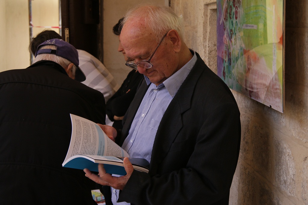 Izložba nosi naziv “Približavanje – stih i slika”, a otvara se u klaustru samostana Sv. Frane. Izložba nosi naziv “Približavanje – stih i slika”, a otvara se u klaustru samostana Sv. Frane.