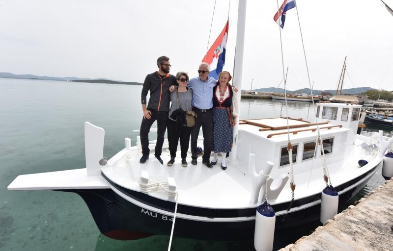 U betinskom brodogradilištu Ante Fržopa svečano je porinut novoizgrađeni tradicionalni murterski brod – leut pod imenom Orlić. Foto: Hrvoje JelavićIPIXSELL