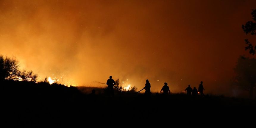 Požar se nošen udarima juga proširio prema Gornjoj Podstrani Požar se nošen udarima juga proširio prema Gornjoj Podstrani