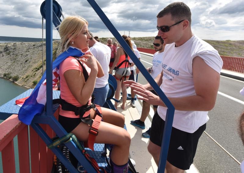Otvorena sezona bungee jumpinga sa starog Masleničkog mosta. Photo: Hrvoje Jelavić/PIXSELL Otvorena sezona bungee jumpinga sa starog Masleničkog mosta. Photo: Hrvoje Jelavić/PIXSELL