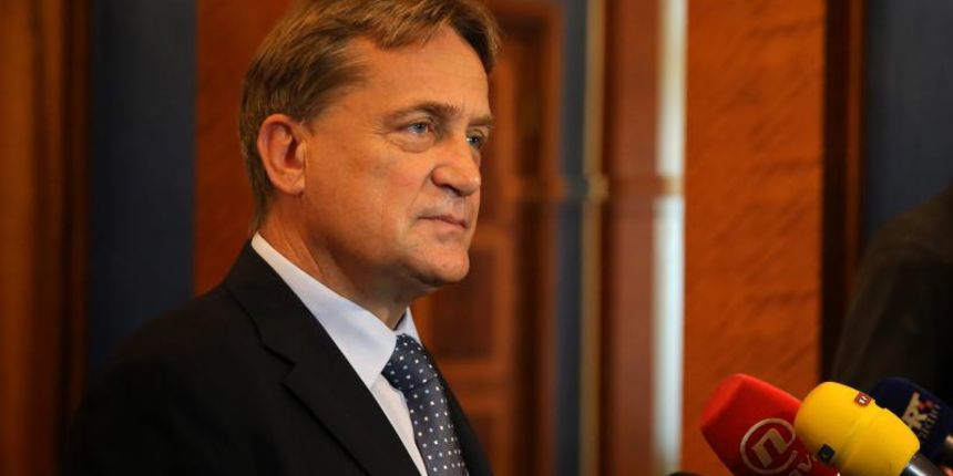 Zadar – Gradonacelnik Bozidar Kalmeta odrzao je konferenciju za medije povodom novih optuzbi na njegov racun vezan za HAC. Photo: Filip Brala/PIXSELL Zadar – Gradonacelnik Bozidar Kalmeta odrzao je konferenciju za medije povodom novih optuzbi na njegov racun vezan za HAC. Photo: Filip Brala/PIXSELL