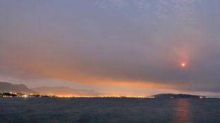 Kastel Stari, 140711.
Tjekom poslijepodneva na otoku Bracu izmedju Blace i Pothumlja planuo je veliki sumski pozar. Na slici pogled iz Kastel Starog na oblak dima koji se proteze po satelitskim snimkama preko 120 kilometara prema sjeveru.
Foto: Zvonimir Kastel Stari, 140711.
Tjekom poslijepodneva na otoku Bracu izmedju Blace i Pothumlja planuo je veliki sumski pozar. Na slici pogled iz Kastel Starog na oblak dima koji se proteze po satelitskim snimkama preko 120 kilometara prema sjeveru.
Foto: Zvonimir