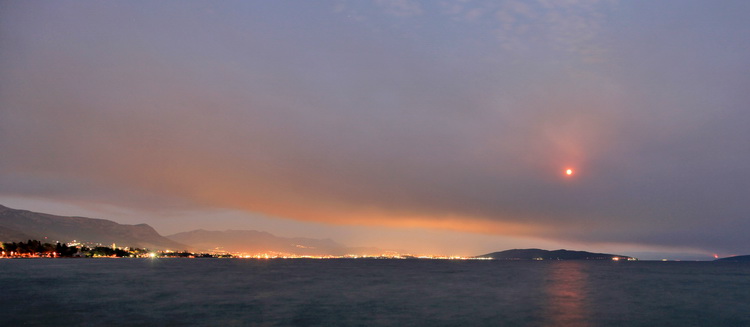 Kastel Stari, 140711.
Tjekom poslijepodneva na otoku Bracu izmedju Blace i Pothumlja planuo je veliki sumski pozar. Na slici pogled iz Kastel Starog na oblak dima koji se proteze po satelitskim snimkama preko 120 kilometara prema sjeveru.
Foto: Zvonimir Kastel Stari, 140711.
Tjekom poslijepodneva na otoku Bracu izmedju Blace i Pothumlja planuo je veliki sumski pozar. Na slici pogled iz Kastel Starog na oblak dima koji se proteze po satelitskim snimkama preko 120 kilometara prema sjeveru.
Foto: Zvonimir
