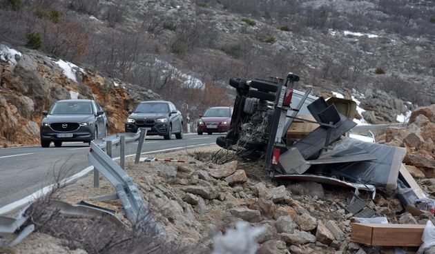 Orkanska bura na istom mjestu na cesti Gračac – Zaton Obrovački prevrnula dva kamiona