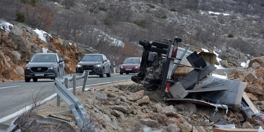 Orkanska bura na istom mjestu na cesti Gračac – Zaton Obrovački prevrnula dva kamiona