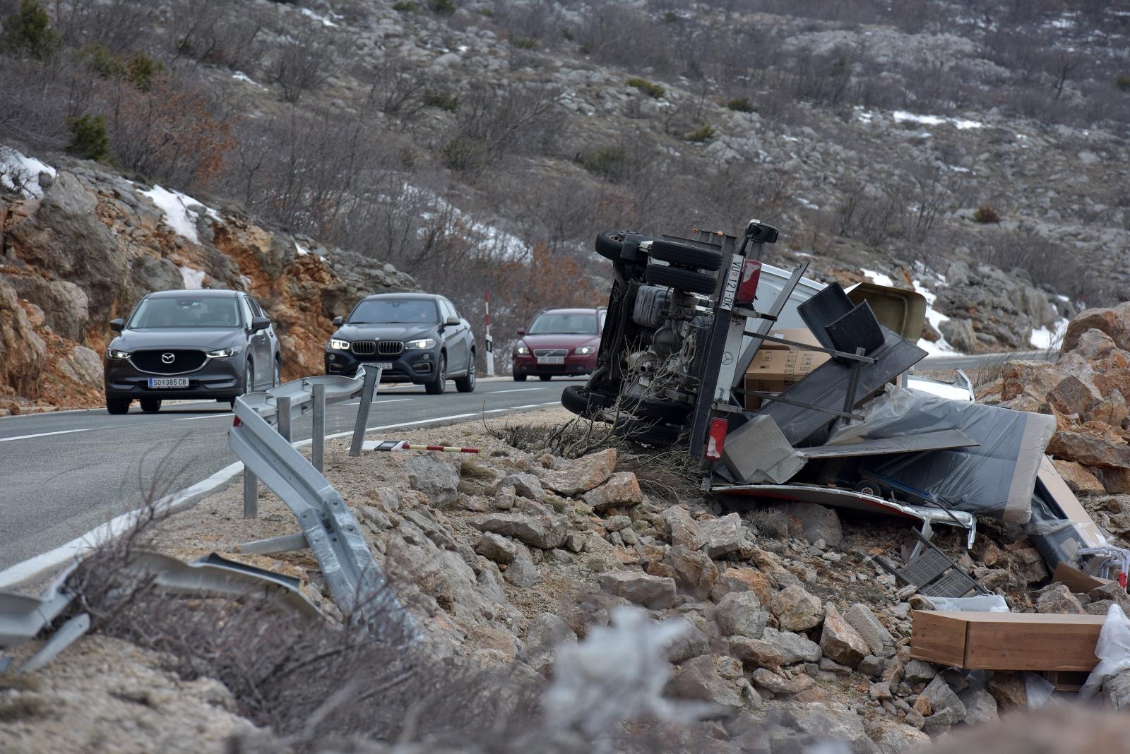 Orkanska bura na istom mjestu na cesti Gračac – Zaton Obrovački prevrnula dva kamiona