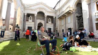 Performans na Peristilu: Doručak na travi. Photo: Miranda Cikotic/PIXSELL