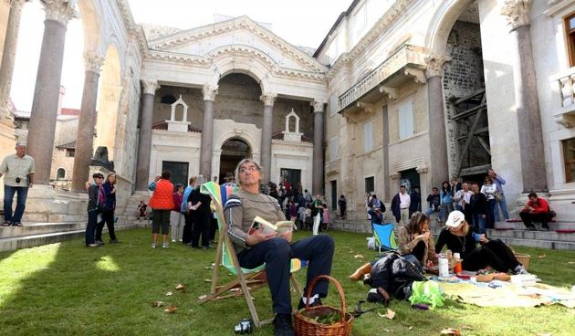 Performans na Peristilu: Doručak na travi. Photo: Miranda Cikotic/PIXSELL