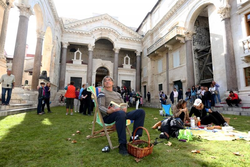 Performans na Peristilu: Doručak na travi. Photo: Miranda Cikotic/PIXSELL