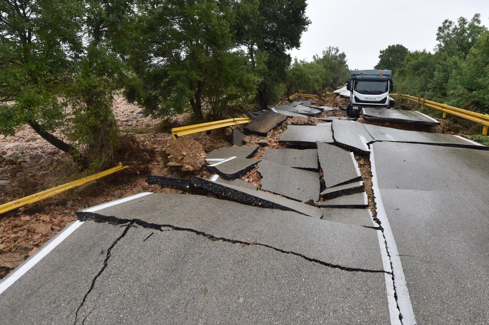 Zbog zarobljenog kamiona ne prometuje se cestom Poljica- Mazija