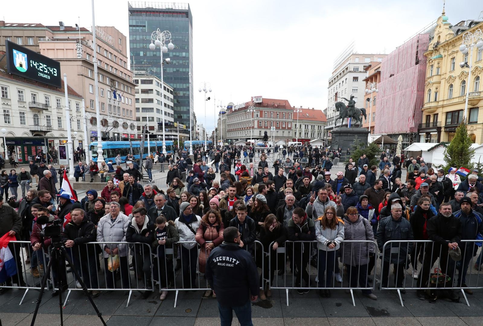 Navijači na Trgu bana Josipa jelačića čekaju Davis Cup reprezentativce