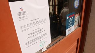 23.07.2013., Zadar – Zbog viska od 128 kn u blagajni, inspektori su jutros zapecatili ugostiteljski objekt “Macho” u centru grada. Vlasnicima iz Njemacke takodjer je izrecena novcana kazna od 20 000 kn. Oni najavljuju zalbu sudu u Strazburu. Photo: Dino