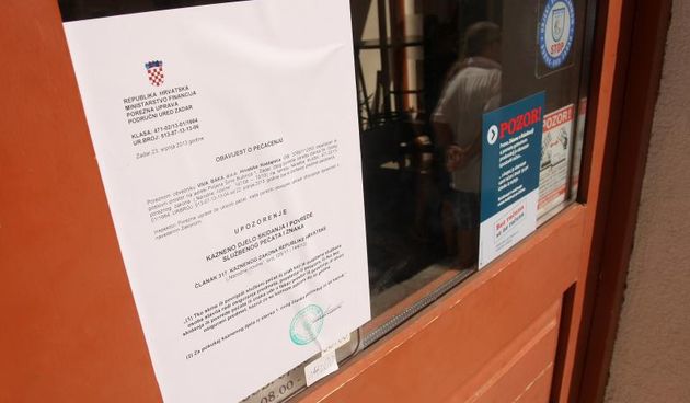 23.07.2013., Zadar – Zbog viska od 128 kn u blagajni, inspektori su jutros zapecatili ugostiteljski objekt “Macho” u centru grada. Vlasnicima iz Njemacke takodjer je izrecena novcana kazna od 20 000 kn. Oni najavljuju zalbu sudu u Strazburu. Photo: Dino