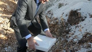 U ulici Ive Masine (Mjesni odbor Crvene kuce) gradonacelnik Bozidar Kalmeta sa suradnicima polozio je kamen temeljac. Time je svecano obiljezeni pocetak gradnje socijalnih stanova po modelu programa POS. Photo: Dino Stanin/PIXSELL