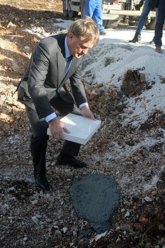 U ulici Ive Masine (Mjesni odbor Crvene kuce) gradonacelnik Bozidar Kalmeta sa suradnicima polozio je kamen temeljac. Time je svecano obiljezeni pocetak gradnje socijalnih stanova po modelu programa POS. Photo: Dino Stanin/PIXSELL