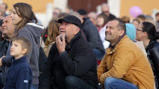 24.11.2013., Zadar – Fotograf Sime Strikoman napravio je milenijsku fotografiju okupljenih za podrzavanje inicijative U ime obitelji. Photo: Filip Brala/PIXSELL 24.11.2013., Zadar – Fotograf Sime Strikoman napravio je milenijsku fotografiju okupljenih za podrzavanje inicijative U ime obitelji. Photo: Filip Brala/PIXSELL