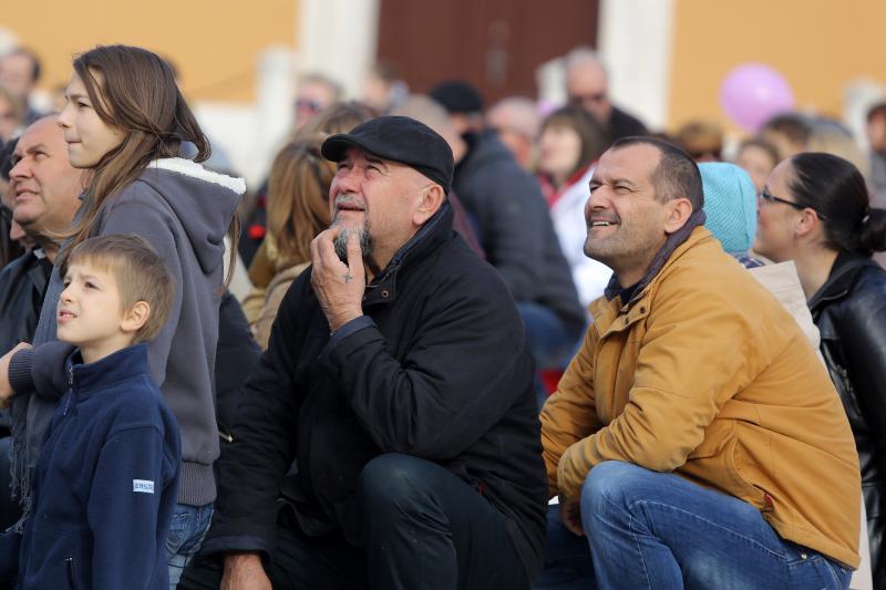 24.11.2013., Zadar – Fotograf Sime Strikoman napravio je milenijsku fotografiju okupljenih za podrzavanje inicijative U ime obitelji. Photo: Filip Brala/PIXSELL 24.11.2013., Zadar – Fotograf Sime Strikoman napravio je milenijsku fotografiju okupljenih za podrzavanje inicijative U ime obitelji. Photo: Filip Brala/PIXSELL