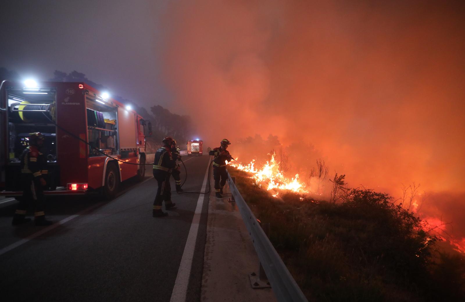 Tučepi: Požar se širi, zahvatio ranč i kuće, vatrogasci u akciji