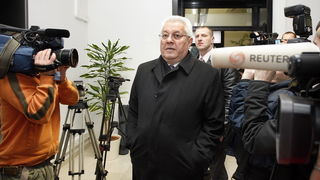 Zagreb, 040110.
Sjediste HDZ-a.
U sjedistu HDZ-a odlucuje se o sankcijama Ivi Sanaderu zbog jucerasnjeg istupanja u javnosti iza ledja premijerki i predsjednici HDZ-a Jadranki Kosor.
Predsjednik Sabora Luka Bebic dolazi u stranku na sastanak.
Foto: Davor