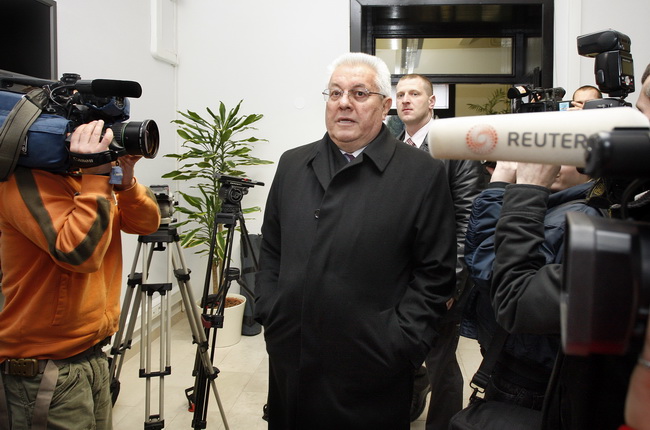 Zagreb, 040110.
Sjediste HDZ-a.
U sjedistu HDZ-a odlucuje se o sankcijama Ivi Sanaderu zbog jucerasnjeg istupanja u javnosti iza ledja premijerki i predsjednici HDZ-a Jadranki Kosor.
Predsjednik Sabora Luka Bebic dolazi u stranku na sastanak.
Foto: Davor