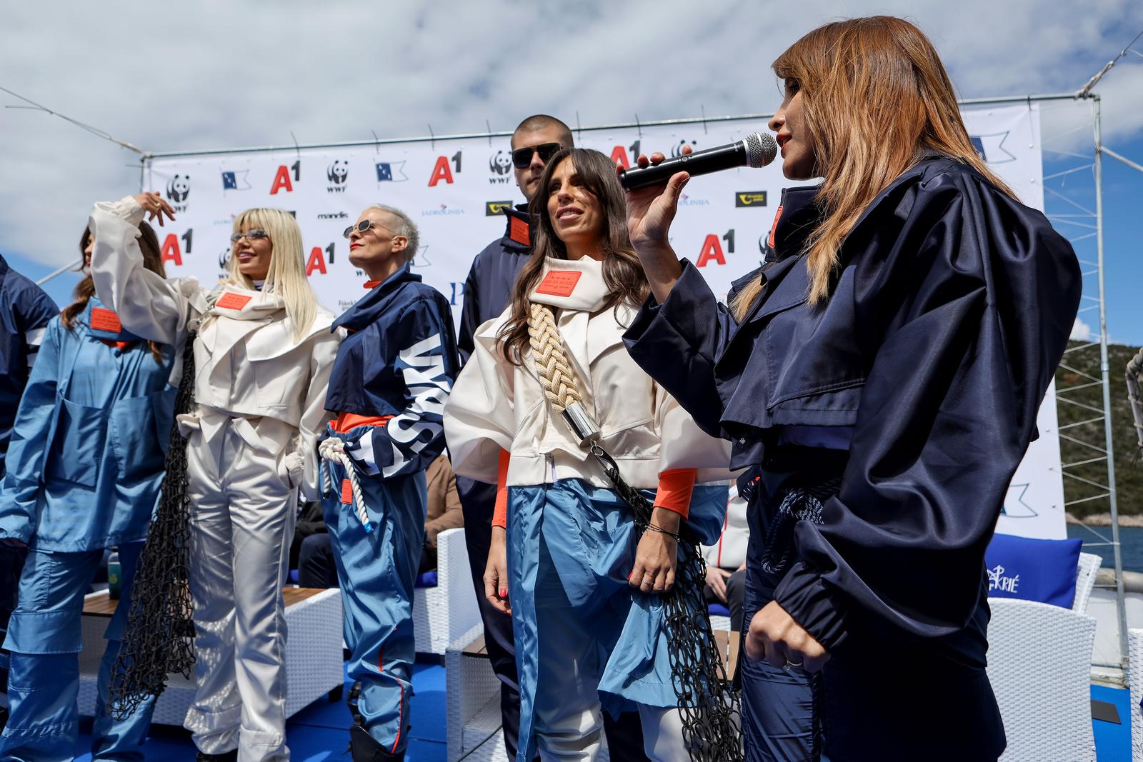Ekološka manifestacija “Uz more, za more: zelena misija za održivu budućnost Hrvatske” održala se danas na plivarici Škoda koja je jutros u 11 sati isplovila iz zadarske luke Gaženica prema Ugljanu gdje će se provela akcija izvlačenja odbačenih ribarskih Ekološka manifestacija “Uz more, za more: zelena misija za održivu budućnost Hrvatske” održala se danas na plivarici Škoda koja je jutros u 11 sati isplovila iz zadarske luke Gaženica prema Ugljanu gdje će se provela akcija izvlačenja odbačenih ribarskih