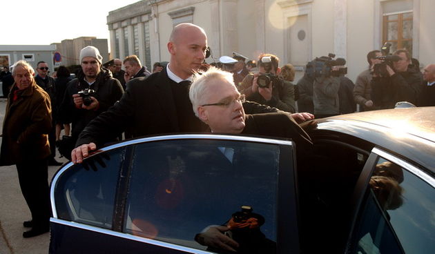 Zadar, 220110. Povodom obiljezavanja 17. objetnice akcije Maslenica  na zadarskom gradskom groblju kod sredisnjeg kriza polozili su vijence novoizabrani Predsjednik Ivo Josipovic, ministar unutarnjih poslova Tomislav Karamarko,ministar obrane Branko Vukel