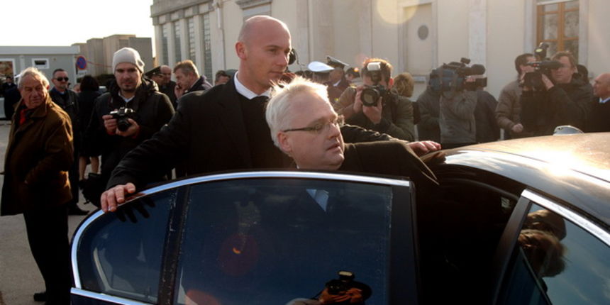 Zadar, 220110. Povodom obiljezavanja 17. objetnice akcije Maslenica  na zadarskom gradskom groblju kod sredisnjeg kriza polozili su vijence novoizabrani Predsjednik Ivo Josipovic, ministar unutarnjih poslova Tomislav Karamarko,ministar obrane Branko Vukel