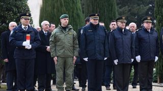 Paljenjem svijeća i polaganjem vijenaca, te mimohodom postrojbi započelo svečano obilježavanje 23. obljetnice VRO Maslenica. Foto. Dino Stanin/PIXSELL Paljenjem svijeća i polaganjem vijenaca, te mimohodom postrojbi započelo svečano obilježavanje 23. obljetnice VRO Maslenica. Foto. Dino Stanin/PIXSELL