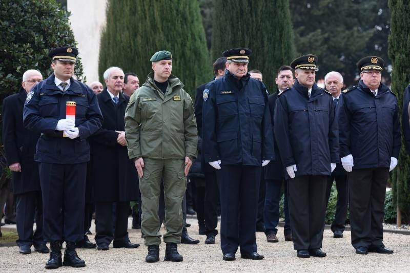Paljenjem svijeća i polaganjem vijenaca, te mimohodom postrojbi započelo svečano obilježavanje 23. obljetnice VRO Maslenica. Foto. Dino Stanin/PIXSELL Paljenjem svijeća i polaganjem vijenaca, te mimohodom postrojbi započelo svečano obilježavanje 23. obljetnice VRO Maslenica. Foto. Dino Stanin/PIXSELL