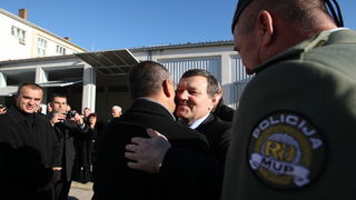 Zadar, 111212.
Policijska uprava zadarska. 
Nakon zahvale generalu Anti Gotovini, Zadrani su danas odali priznanje i ratnom zapovjedniku postrojbi specijalne policije Mladenu Markacu. General Markac najprije je obisao spomen sobu u prostorijama Policijske