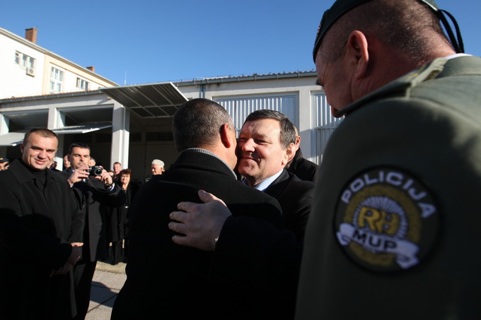 Zadar, 111212.
Policijska uprava zadarska. 
Nakon zahvale generalu Anti Gotovini, Zadrani su danas odali priznanje i ratnom zapovjedniku postrojbi specijalne policije Mladenu Markacu. General Markac najprije je obisao spomen sobu u prostorijama Policijske