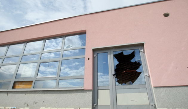 Zadar, 140512.
Centar za djecu s posebnim potrebama kod sportskog centra Mocire jos ceka zavrsetak gradjevinskih radova. 
U medjuvremenu su razbijeni prozori i vrata na zgradi.
Foto: Jure Miskovic / CROPIX