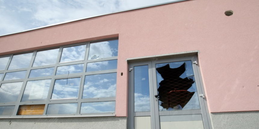 Zadar, 140512.
Centar za djecu s posebnim potrebama kod sportskog centra Mocire jos ceka zavrsetak gradjevinskih radova.
U medjuvremenu su razbijeni prozori i vrata na zgradi.
Foto: Jure Miskovic / CROPIX Zadar, 140512.
Centar za djecu s posebnim potrebama kod sportskog centra Mocire jos ceka zavrsetak gradjevinskih radova.
U medjuvremenu su razbijeni prozori i vrata na zgradi.
Foto: Jure Miskovic / CROPIX